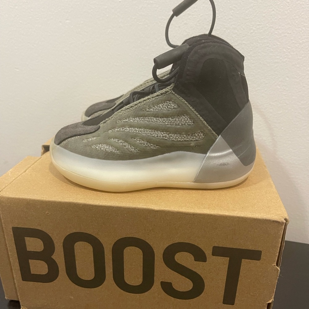 Adidas Yeezy QNTM lifestyle model size 6K (toddler)